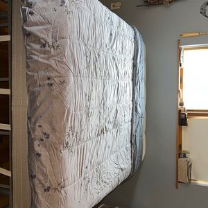 CALVIN KLEIN COMFORTER FULL/QUEEN